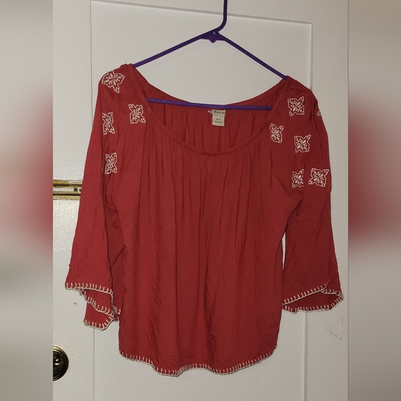 Ariat red embroidered bell sleeve top western size M - Picture 4 of 8